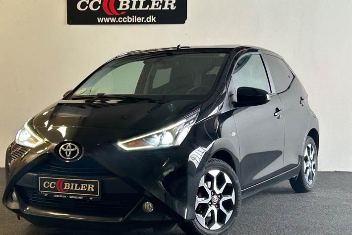 Sort Toyota Aygo fra 2020 set udefra