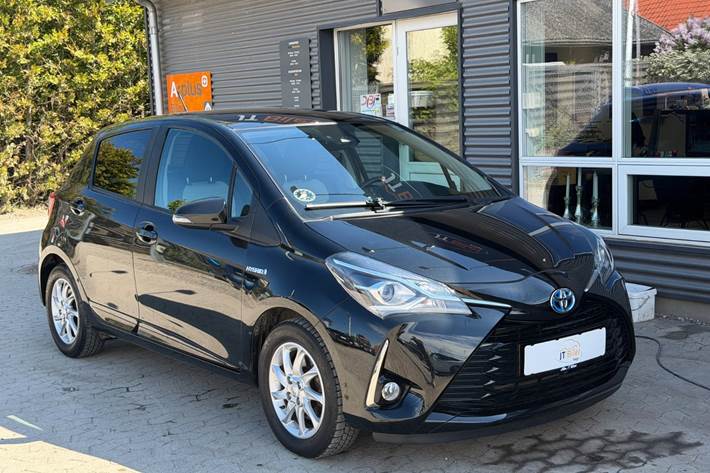 Sort Toyota Yaris fra 2017 set udefra