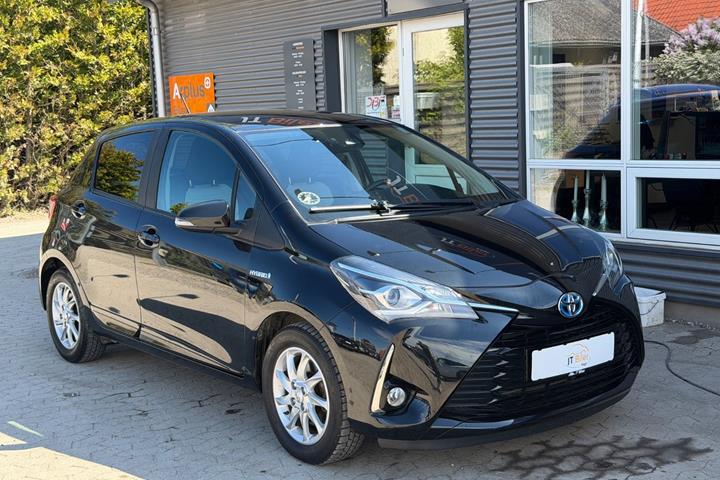 Sort Toyota Yaris fra 2017 set udefra