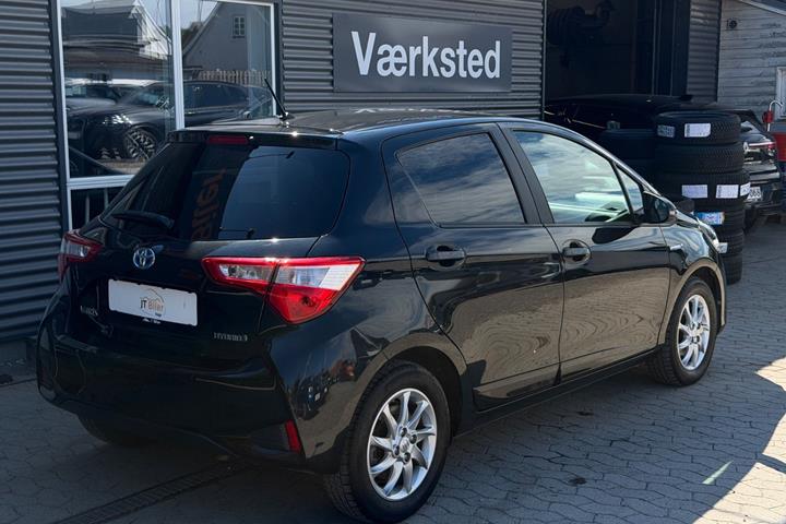 Sort Toyota Yaris fra 2017