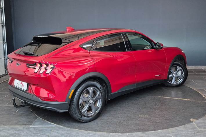 Rød Ford Mustang Mach-E fra 2022