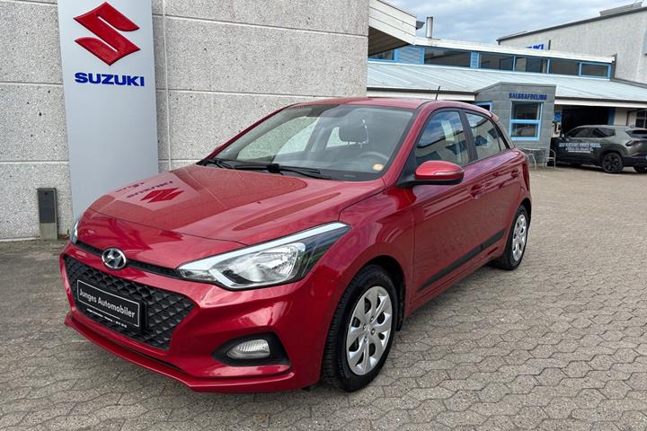 Rød Hyundai i20 fra 2019 set udefra