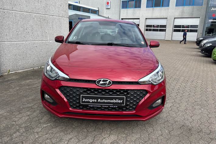 Rød Hyundai i20 fra 2019