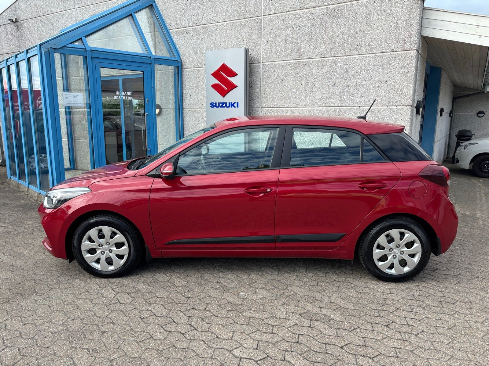 Rød Hyundai i20 fra 2019
