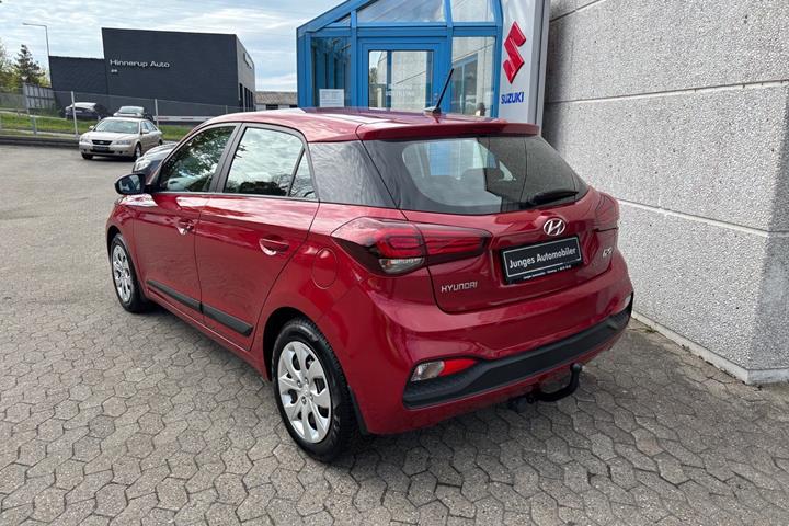 Rød Hyundai i20 fra 2019
