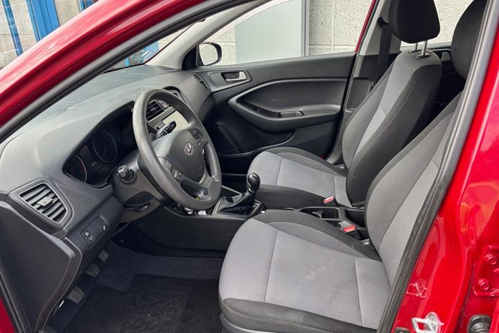 Rød Hyundai i20 fra 2019