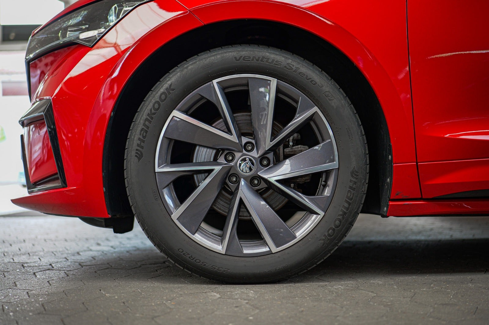 Rød Skoda Enyaq fra 2023