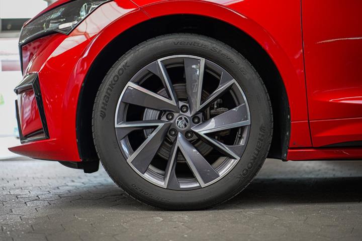 Rød Skoda Enyaq fra 2023