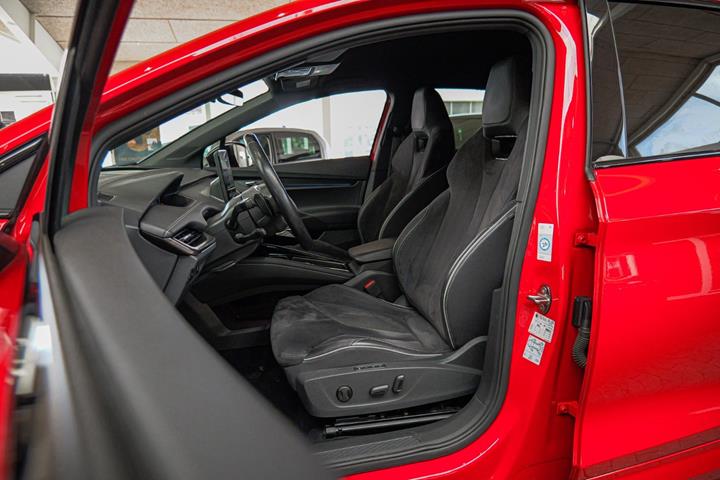 Rød Skoda Enyaq fra 2023