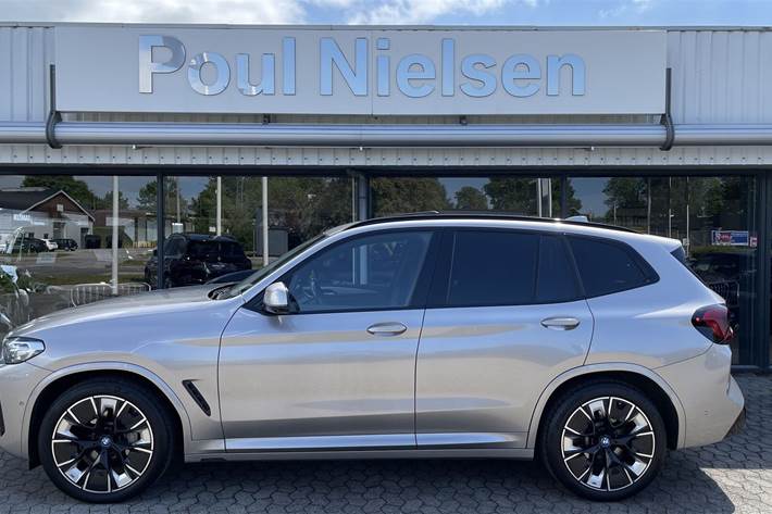 Grå BMW iX3 fra 2023