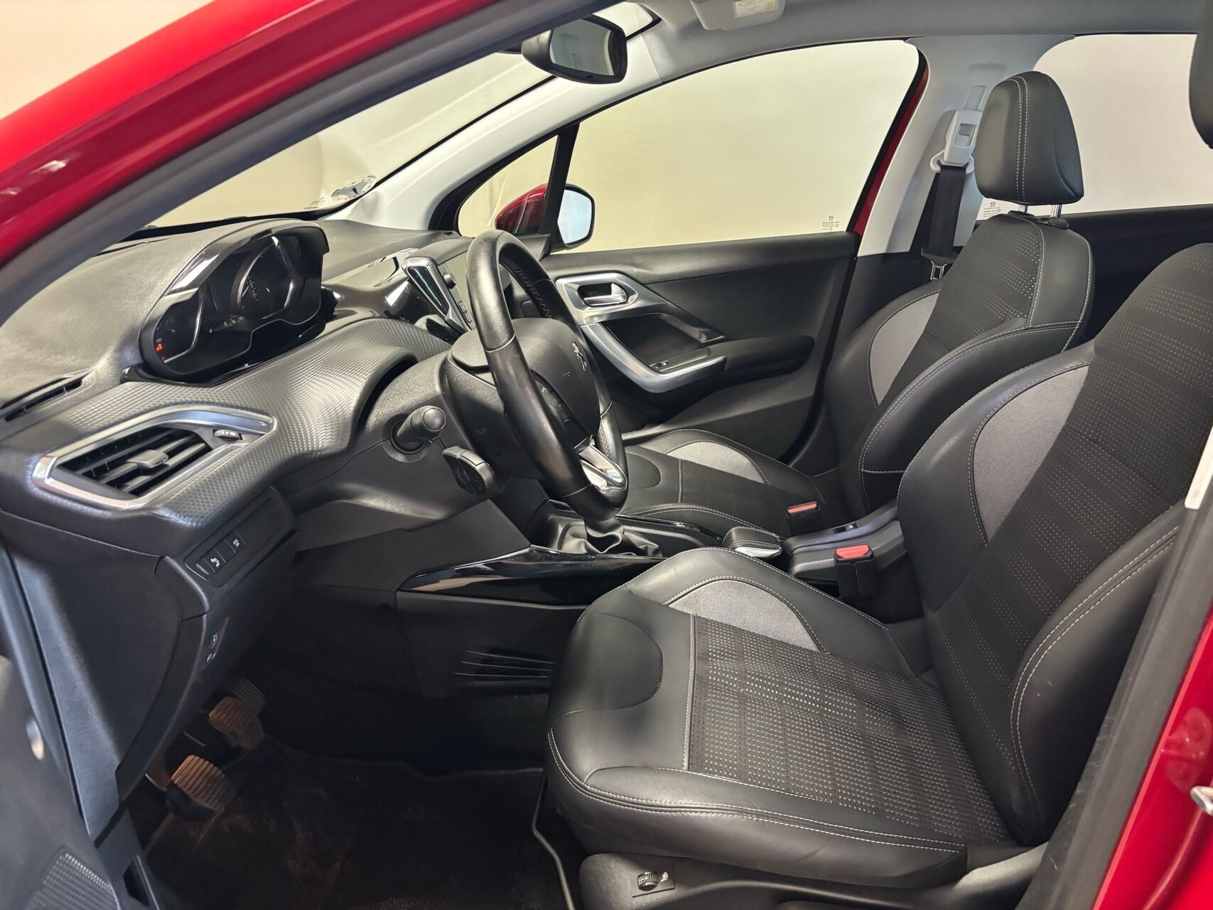 Rød Peugeot 2008 fra 2019