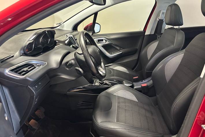 Rød Peugeot 2008 fra 2019