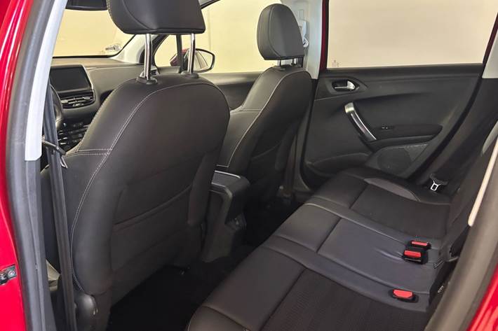 Rød Peugeot 2008 fra 2019