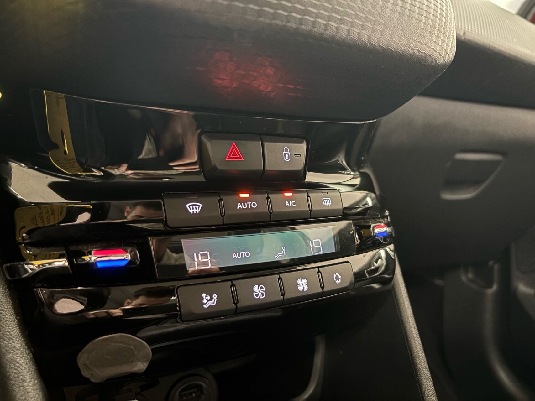 Rød Peugeot 2008 fra 2019