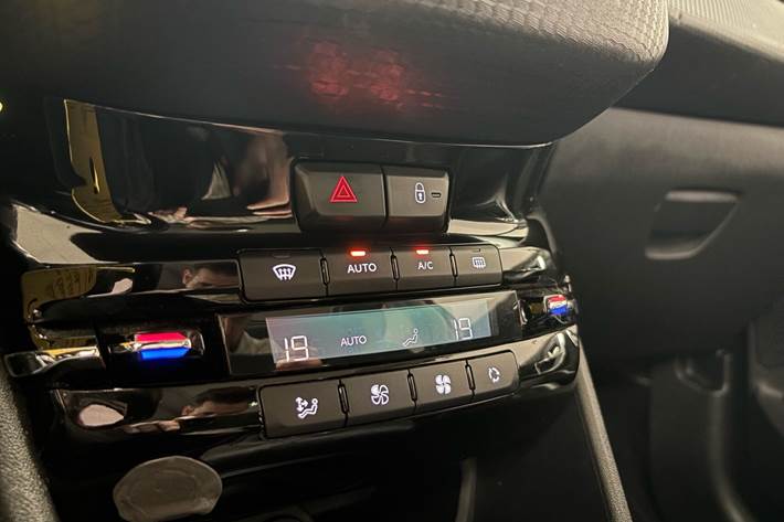 Rød Peugeot 2008 fra 2019
