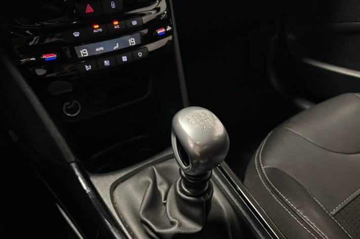 Rød Peugeot 2008 fra 2019