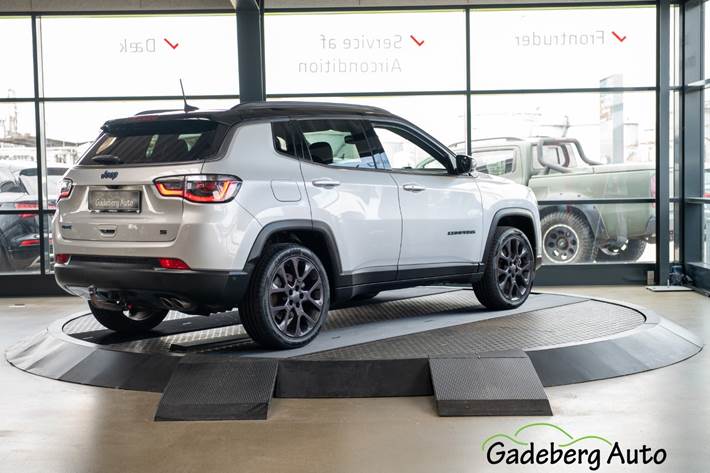 Sølv Jeep Compass fra 2020