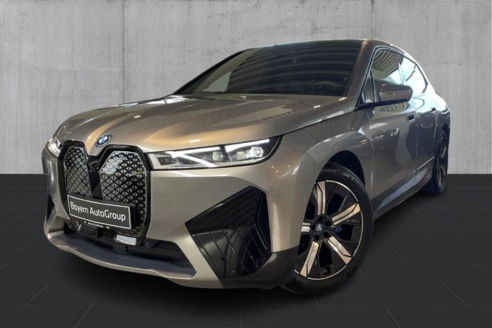 Grå BMW iX fra 2025