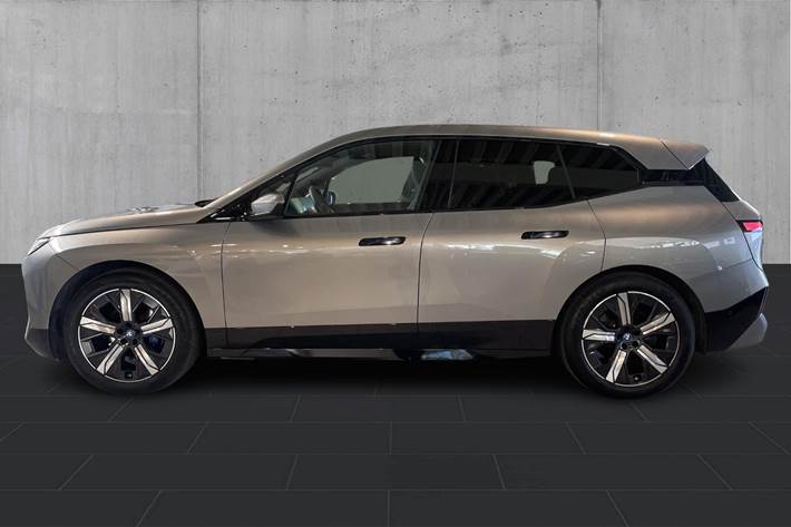 Grå BMW iX fra 2025