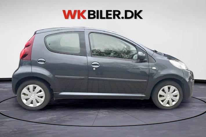 Grå Peugeot 107 fra 2013