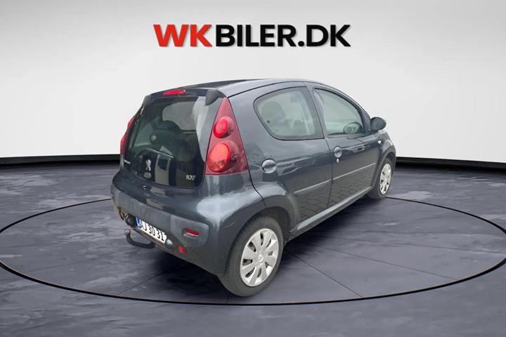 Grå Peugeot 107 fra 2013
