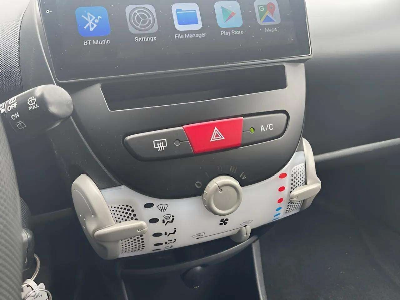 Grå Peugeot 107 fra 2013