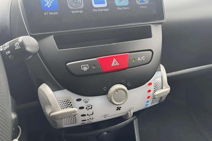 Grå Peugeot 107 fra 2013