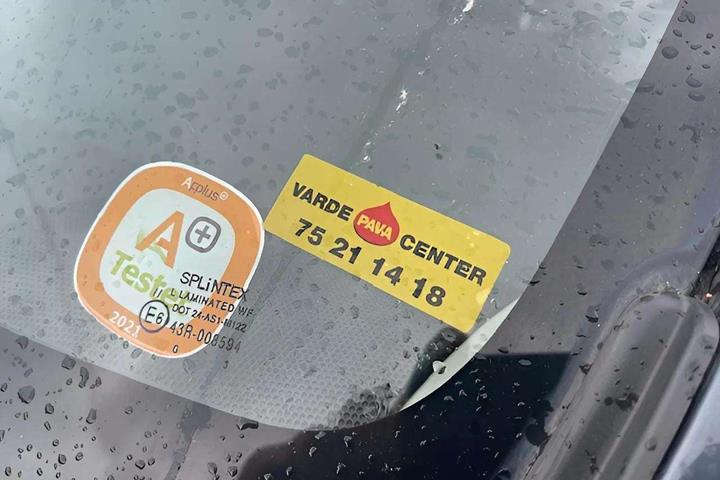 Grå Peugeot 107 fra 2013