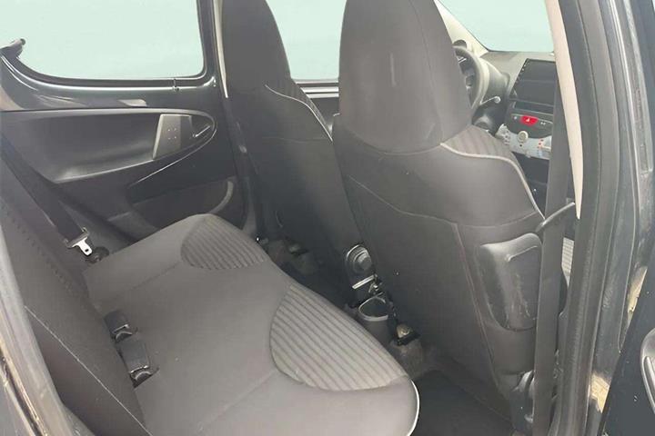 Grå Peugeot 107 fra 2013
