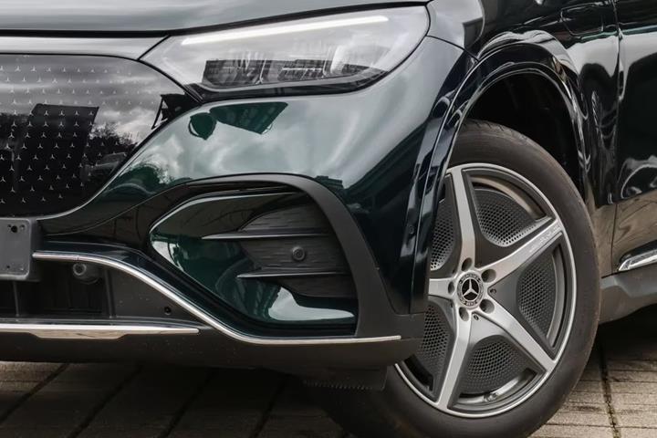 Grøn Mercedes EQE350 SUV fra 2025