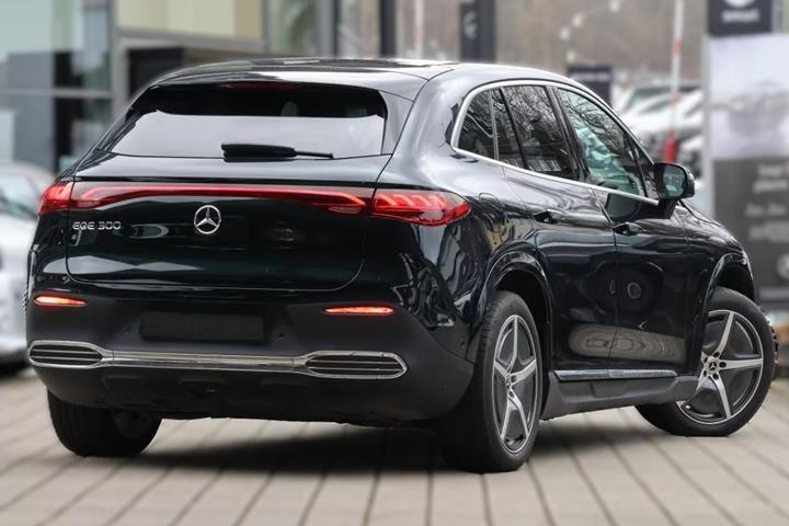 Grøn Mercedes EQE350 SUV fra 2025
