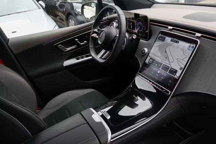 Grøn Mercedes EQE350 SUV fra 2025