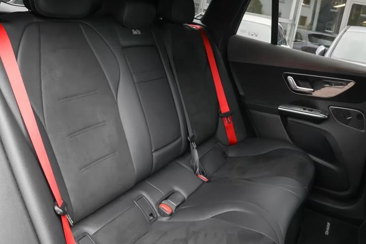 Grøn Mercedes EQE350 SUV fra 2025