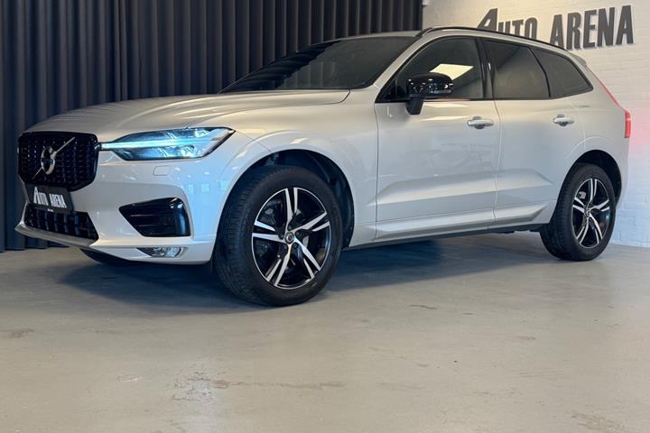 Sølv Volvo XC60 fra 2021 set udefra