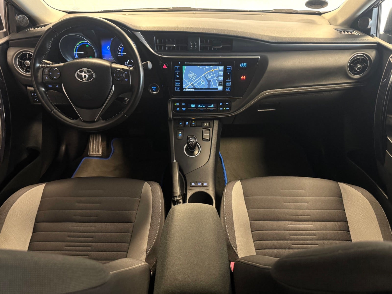 Sort Toyota Auris fra 2015