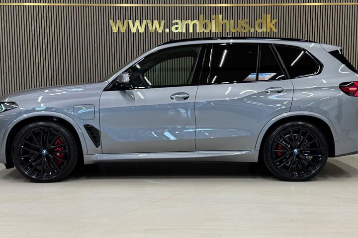 Grå BMW X5 fra 2025