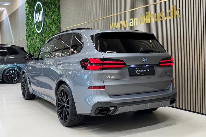 Grå BMW X5 fra 2025