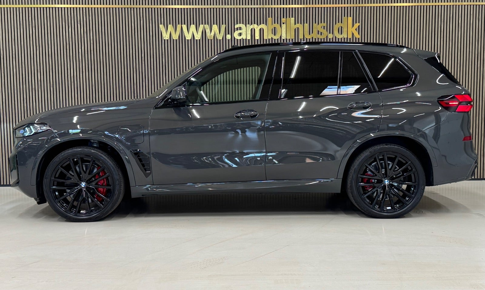 Grå BMW X5 fra 2025
