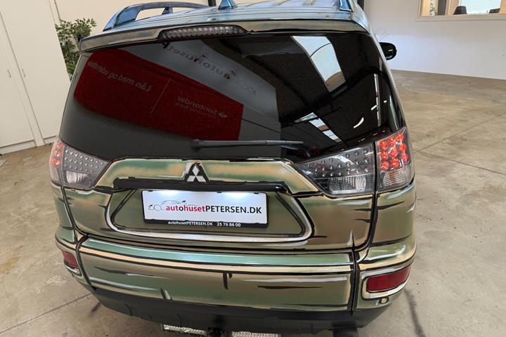 Brun Mitsubishi Outlander fra 2010 set udefra