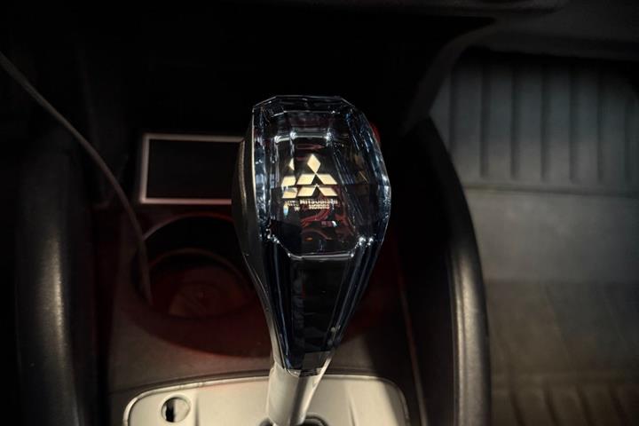 Brun Mitsubishi Outlander fra 2010 set indefra