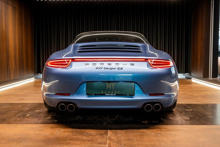Blå Porsche 911 Targa 4S fra 2016 set udefra