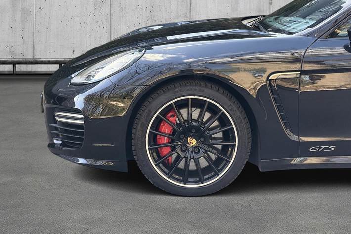 Sort Porsche Panamera GTS fra 2015