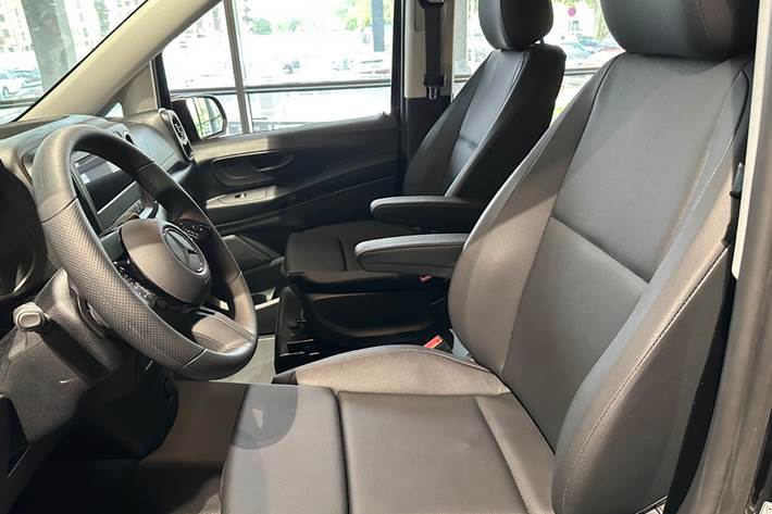 Sort Mercedes Vito 114 fra 2024