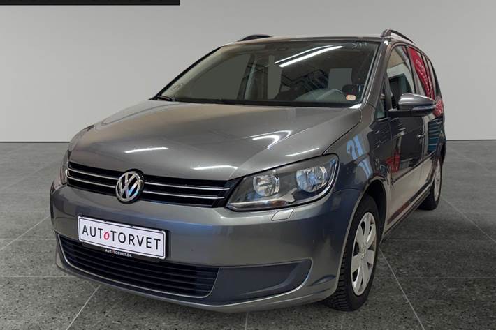 Grå VW Touran fra 2013