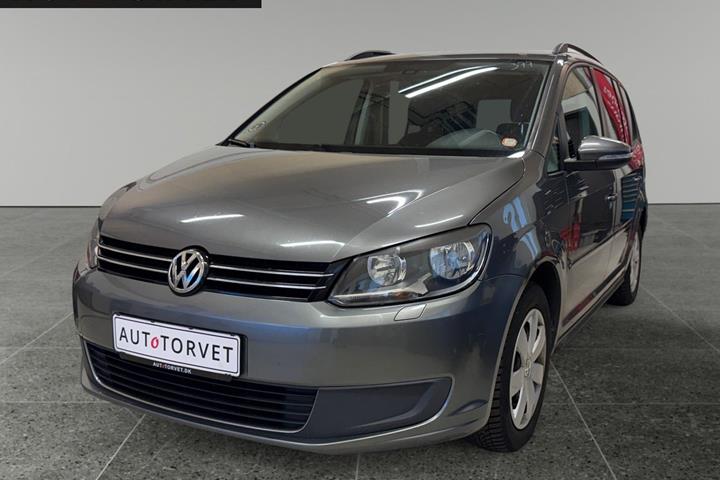Grå VW Touran fra 2013 set udefra