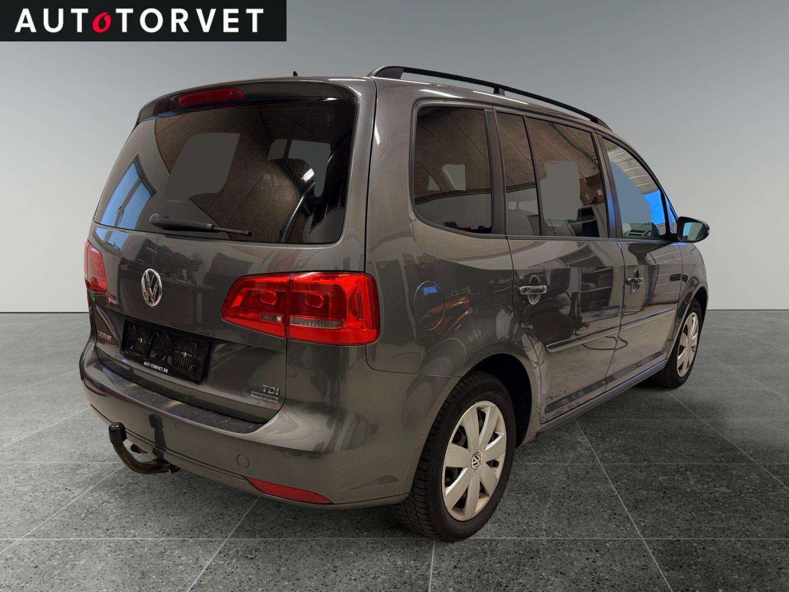 Grå VW Touran fra 2013