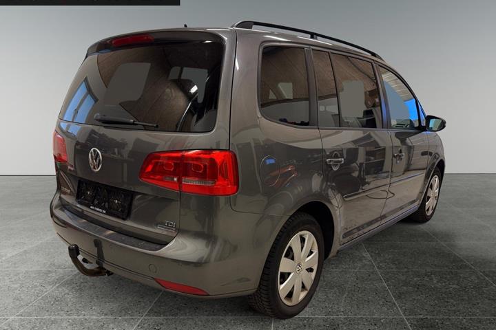 Grå VW Touran fra 2013