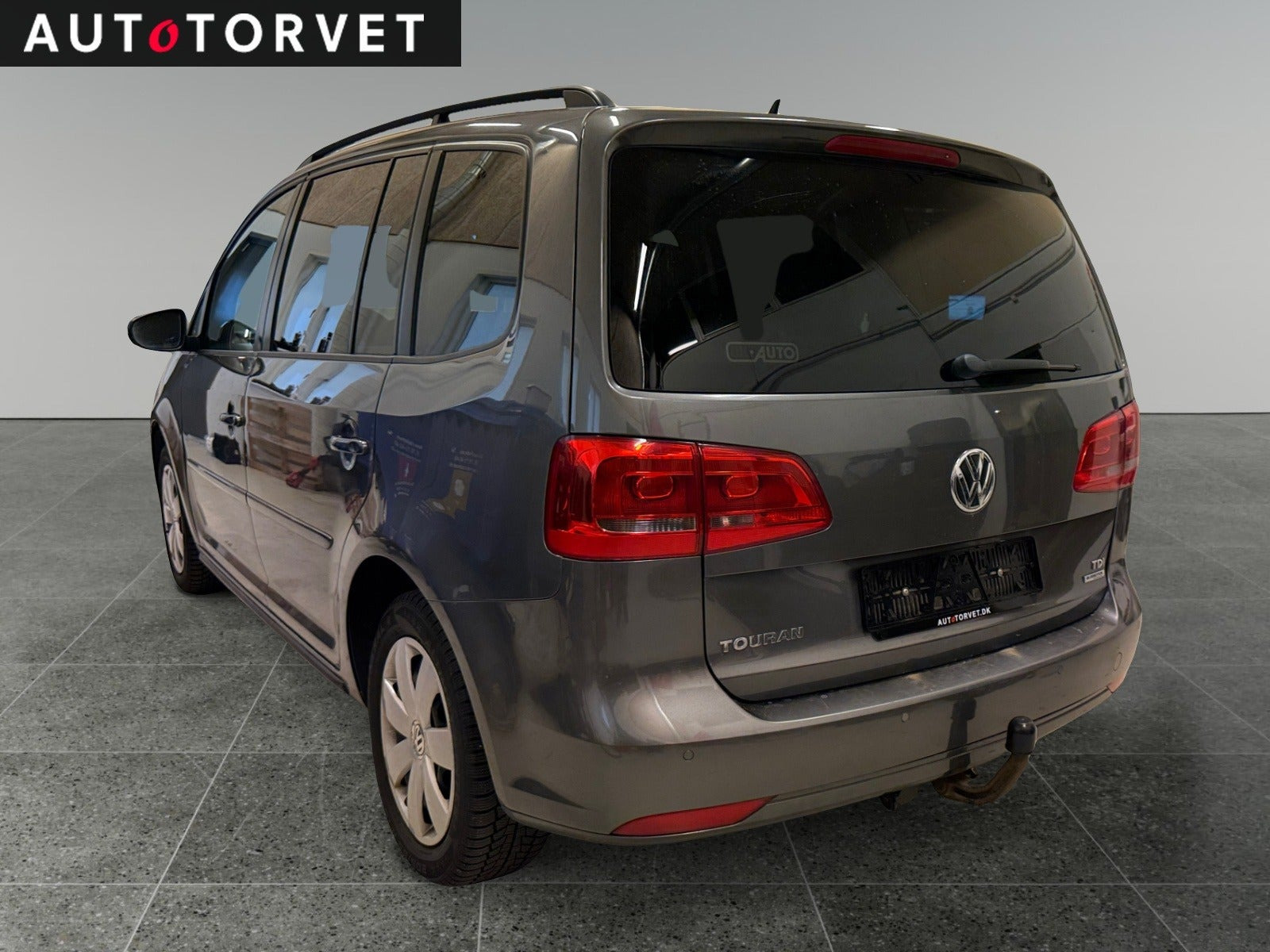 Grå VW Touran fra 2013