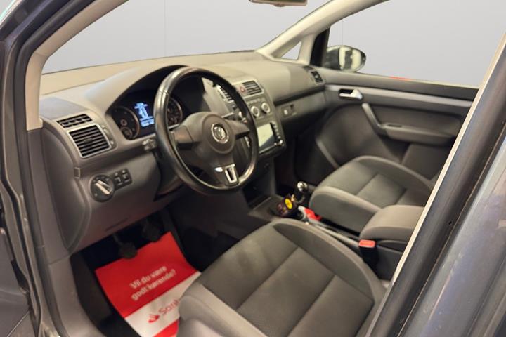 Grå VW Touran fra 2013