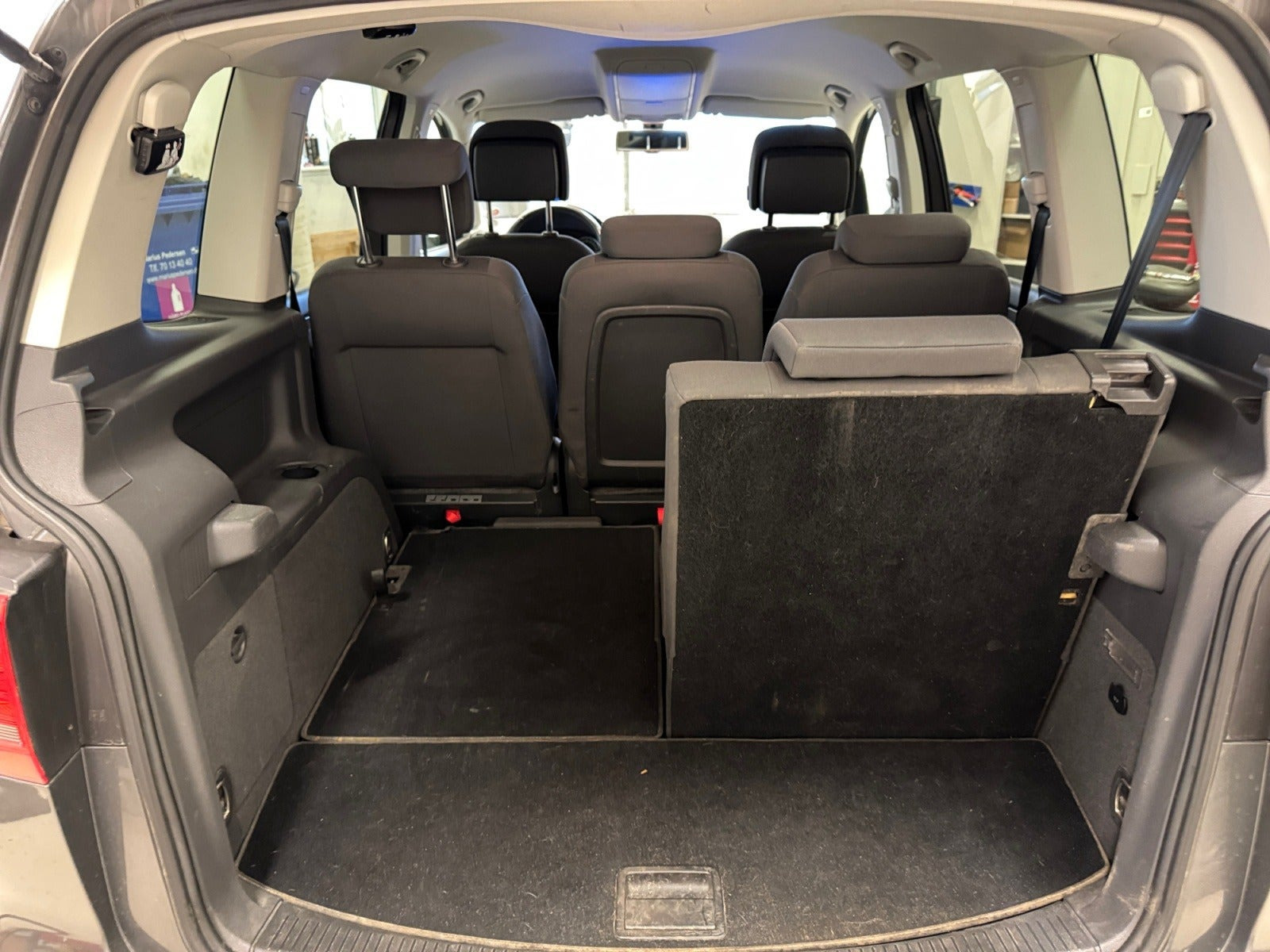 Grå VW Touran fra 2013